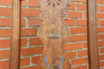Antiker Stuhl mit Wappen Antiker Stuhl mit Wappen