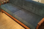 Am Sofa Baujahr 1965 wurde das Polster überarbeitet und neu bezogen. Sofa