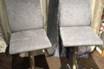 Die beiden Barhocker nach dem Neubezug.