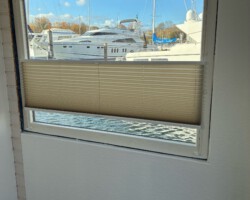 Plissee als Sichtschutz Plissee in einem Hausboot als Sichtschutz und Sonnenschutz