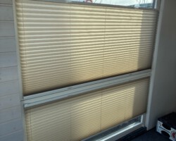 Plissee im Hausboot Plissee inn einem Hausboot im Bodentiefen Fenster als Sichtschutz und Sonnenschutz