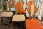 6 Stühle sind neu gepolstert und mit unterschiedlichen Farbtönen neu bezogen. Der Bezugstoff ist sehr robust und langlebig.